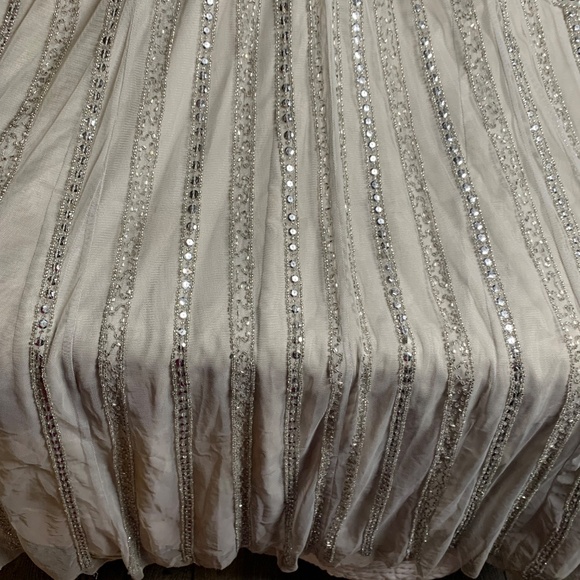 Aidan Mattox US sz 4 formal gown prom, banquet silver sequins flowy and elegant - Picture 15 of 16